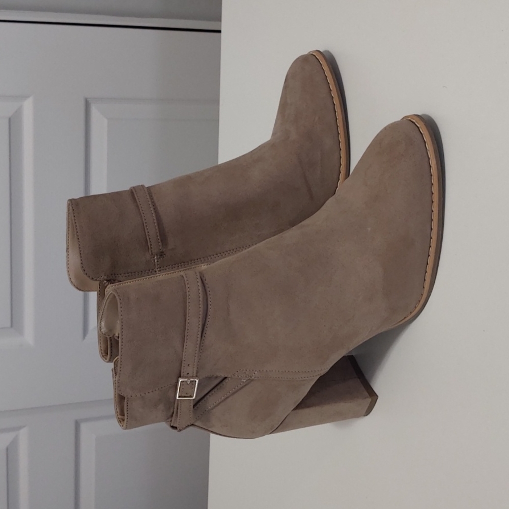 Banana Republic heeled booties, size 9 1/2